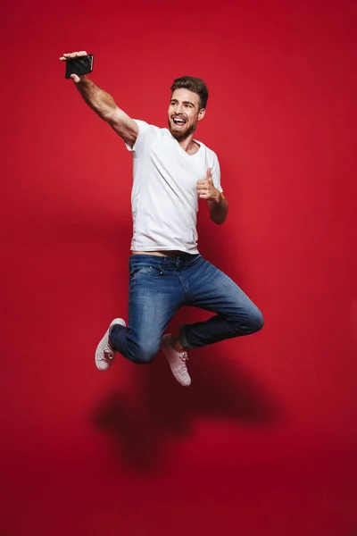 Retrato Comprimento Total Jovem Barbudo Feliz Tirando Uma Selfie Enquanto — Fotografia de Stock