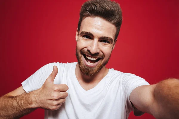 Retrato Jovem Barbudo Alegre Mostrando Polegares Para Cima Enquanto Toma — Fotografia de Stock