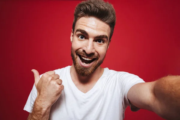 Retrato Jovem Alegre Barbudo Apontando Dedo Enquanto Toma Uma Selfie — Fotografia de Stock