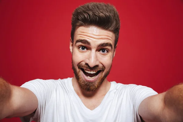 Retrato Jovem Barbudo Alegre Tomando Uma Selfie Isolada Sobre Fundo — Fotografia de Stock