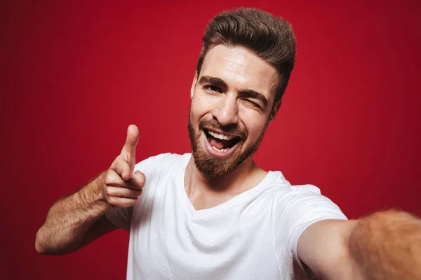 Porträtt Glad Ung Skäggig Man Pekande Finger Medan Tar Selfie — Stockfoto