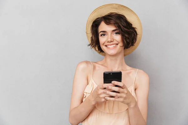 Крупним Планом Портрет Усміхненої Молодої Жінки Літньому Капелюсі Використовуючи Мобільний — стокове фото