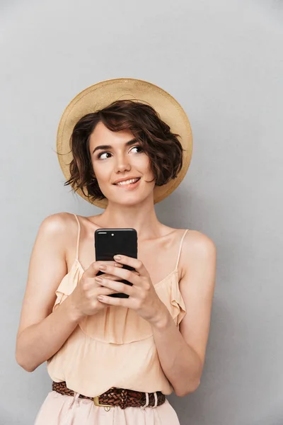 Εσωτερικη Πορτρέτο Του Ένα Χαμογελαστό Νεαρή Γυναίκα Στο Καλοκαίρι Καπέλο — Φωτογραφία Αρχείου