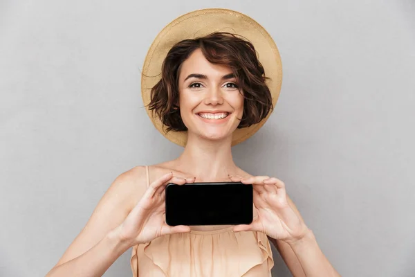 Retrato Cerca Una Joven Feliz Sombrero Verano Que Muestra Teléfono —  Fotos de Stock