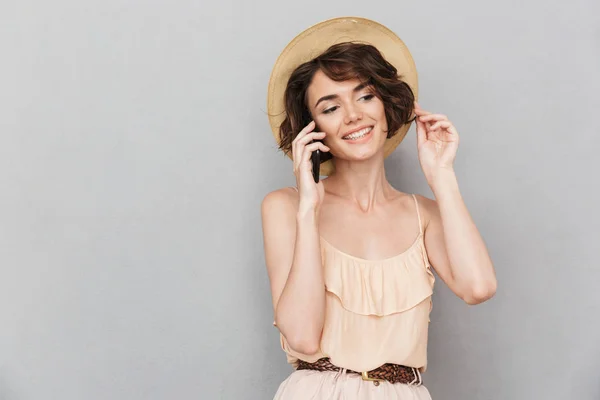 Retrato Una Joven Sonriente Sombrero Verano Hablando Por Teléfono Móvil —  Fotos de Stock