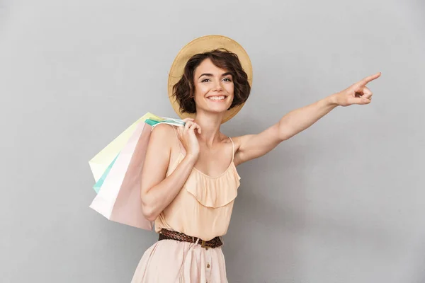 Retrato Una Joven Excitada Sombrero Verano Sosteniendo Bolsas Compras Apuntando — Foto de Stock