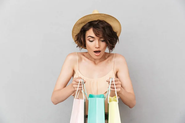 Retrato Una Joven Curiosa Sombrero Verano Mirando Dentro Bolsas Compras — Foto de Stock