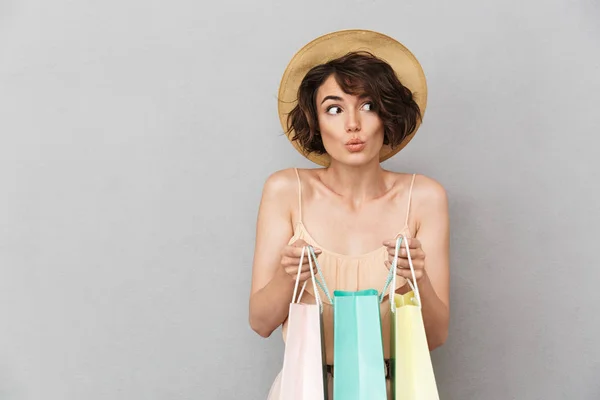 Retrato Una Joven Curiosa Sombrero Verano Sosteniendo Bolsas Compras Mirando — Foto de Stock