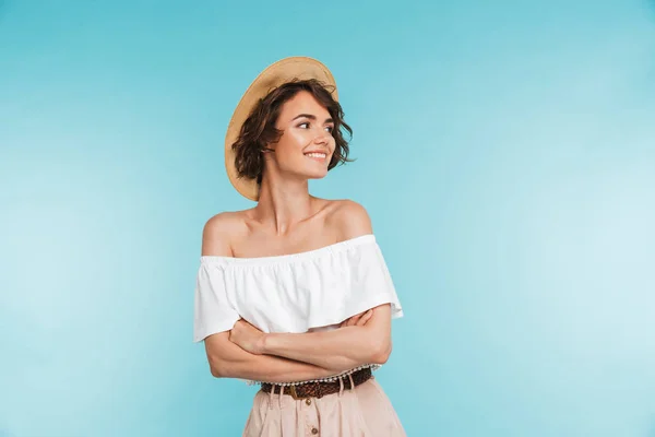 Retrato Una Joven Sonriente Pie Con Los Brazos Cruzados Mirando —  Fotos de Stock