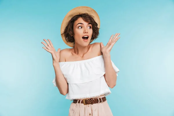 Retrato Una Joven Excitada Sombrero Verano Mirando Hacia Otro Lado —  Fotos de Stock