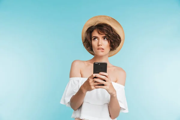 파란색 전화를 모자에 잠겨있는 여자의 초상화 — 스톡 사진