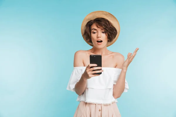 Retrato Una Joven Sorprendida Sombrero Verano Mirando Teléfono Móvil Aislado — Foto de Stock