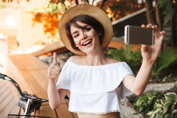 Felice Ragazza Abiti Estivi Seduta Parco Con Bicicletta Scattare Selfie — Foto Stock