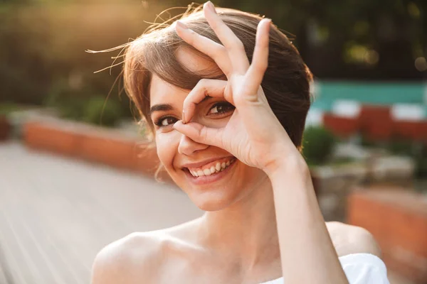 Close Smiling Young Girl Showing Gesture While Standing Park — Stock Photo, Image