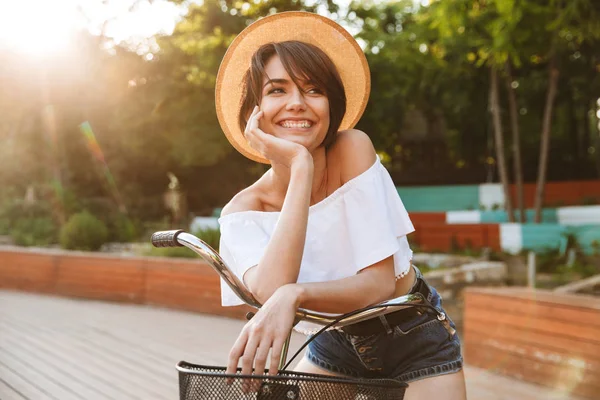 Jovem Alegre Roupas Verão Andando Bicicleta Parque — Fotografia de Stock