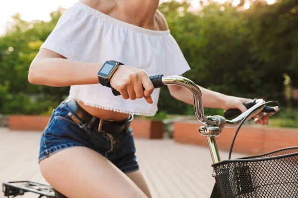 Abgeschnittenes Bild Eines Jungen Mädchens Sommerkleidung Auf Einem Fahrrad — Stockfoto