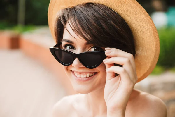 Close Van Een Lachende Jong Meisje Zomer Hoed Zonnebril Camera — Stockfoto