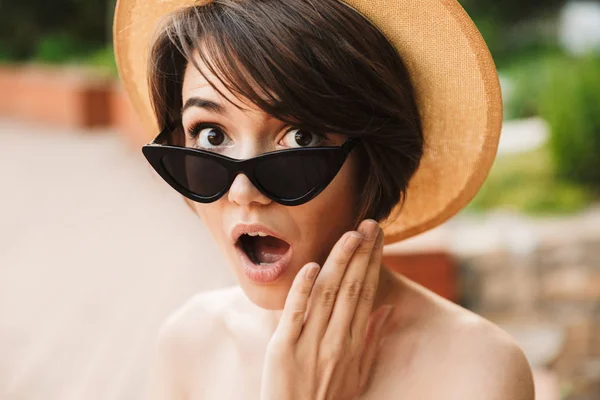 Primer Plano Una Joven Sorprendida Sombrero Verano Gafas Sol Mirando —  Fotos de Stock