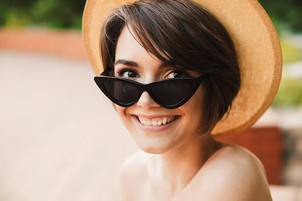 모자에 선글라스 카메라를 야외에서 여자의 클로즈업 — 스톡 사진