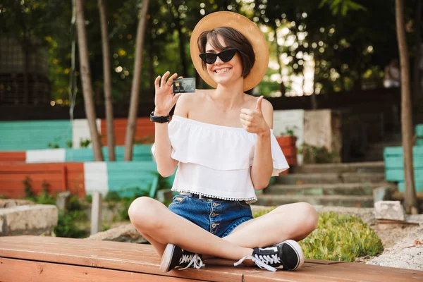 Allegro Giovane Ragazza Vestita Con Abiti Estivi Occhiali Sole Che — Foto Stock