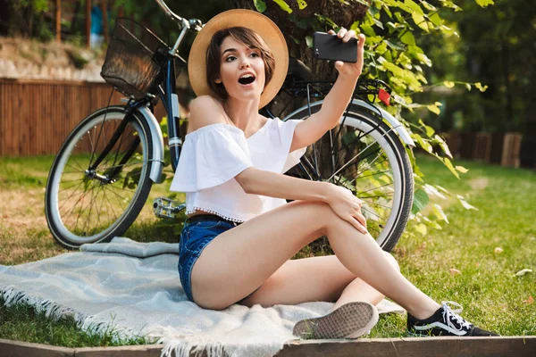 Eccitato Giovane Ragazza Prendendo Selfie Con Telefono Cellulare Mentre Riposava — Foto Stock