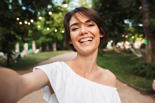 Sorridente Giovane Ragazza Prendendo Selfie Parco — Foto Stock