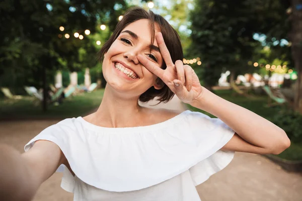 Sorridente Giovane Ragazza Mostrando Gesto Pace Mentre Prende Selfie Parco — Foto Stock