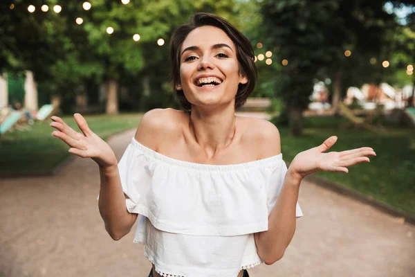 Sorridente Ragazza Felice Scuotendo Spalle Mentre Piedi Parco — Foto Stock