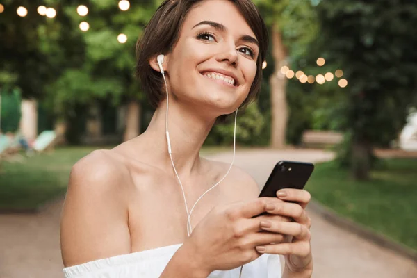 Imagen Recortada Joven Encantada Escuchando Música Con Auriculares Teléfono Móvil —  Fotos de Stock