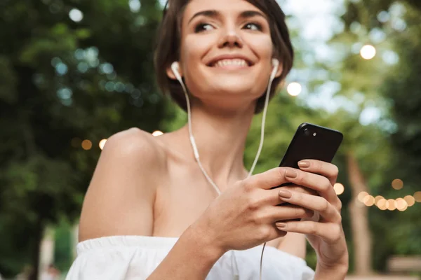 Обрезанный Образ Веселой Молодой Девушки Слушающей Музыку Наушниками Мобильным Телефоном — стоковое фото