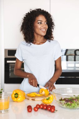 Mutfak, sağlıklı bir salata yapmak mutlu bir afro Amerikalı kadın portresi