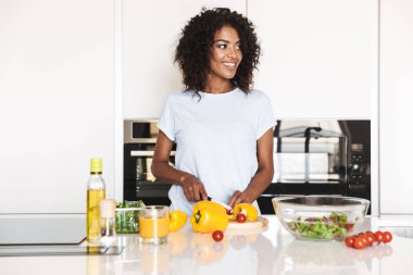 Mutfak, sağlıklı bir salata yapma gülümseyen bir afro Amerikalı kadın portresi