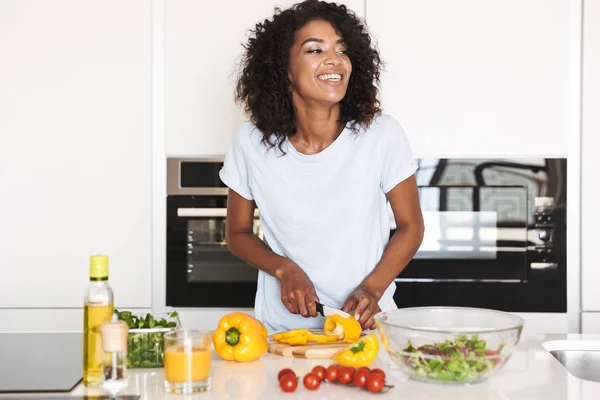 Portrait Laughing Afro American Woman Making Healthy Salad Kitchen — Stock Photo, Image