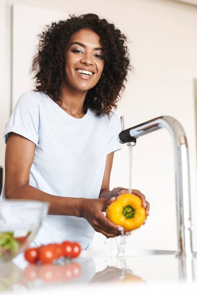 Retrato Uma Mulher Afro Americana Feliz Lavando Legumes Para Fazer — Fotografia de Stock