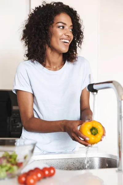 Retrato Uma Mulher Afro Americana Alegre Lavando Legumes Para Fazer — Fotografia de Stock