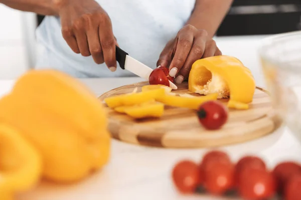 Крупным Планом Афро Американка Режет Овощи Сделать Салат Кухне — стоковое фото