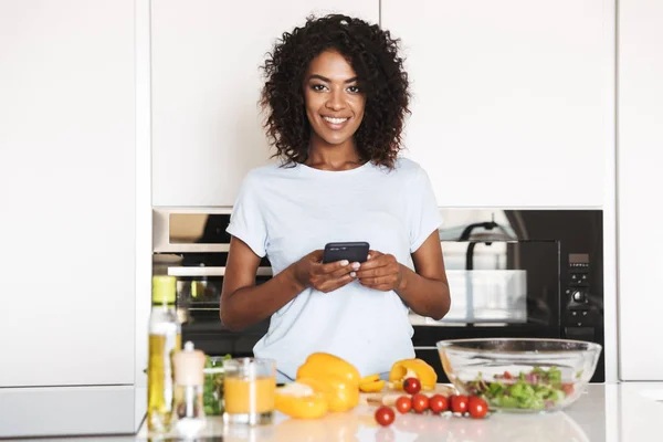 Retrato Uma Mulher Afro Americana Sorridente Segurando Telefone Celular Enquanto — Fotografia de Stock