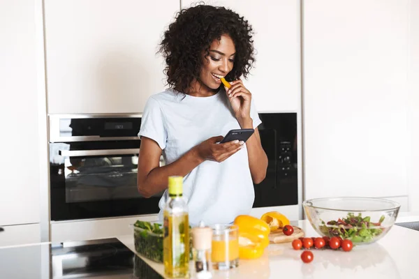 Retrato Uma Mulher Afro Americana Feliz Usando Telefone Celular Enquanto — Fotografia de Stock