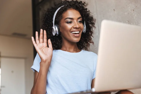 Glückliche Afrikanerin Mit Kopfhörer Laptop Und Winken Während Sie Hause — Stockfoto