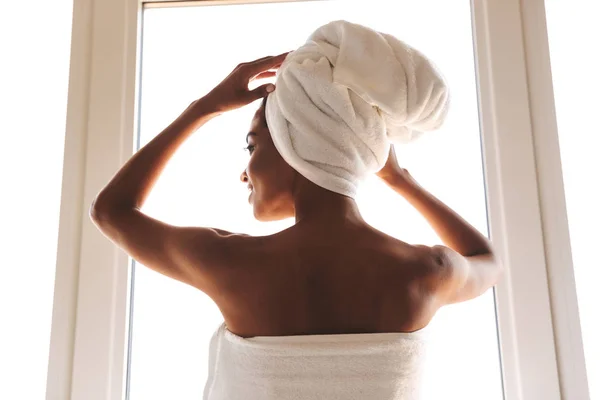 Vista Posteriore Una Sensuale Donna Africana Avvolta Asciugamano Piedi Davanti — Foto Stock