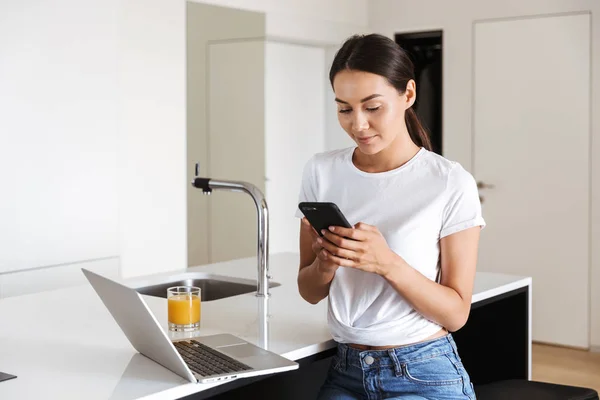 Attraktiv Ung Asiatisk Kvinna Med Mobiltelefon Medan Sitter Ett Kök — Stockfoto