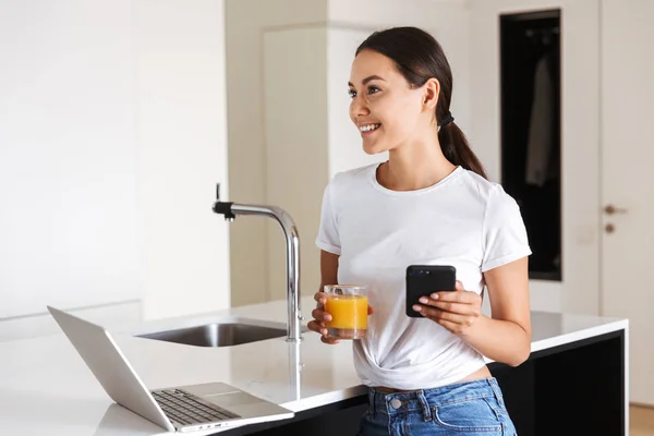 Feliz Joven Mujer Asiática Usando Teléfono Móvil Mientras Está Sentado —  Fotos de Stock