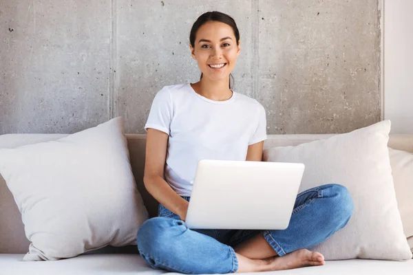 Sonriendo Joven Mujer Asiática Usando Ordenador Portátil Mientras Está Sentado —  Fotos de Stock