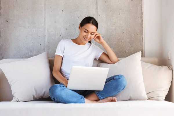 Attraktive Junge Asiatische Frau Mit Laptop Computer Während Sie Hause — Stockfoto