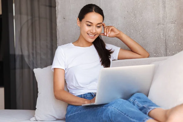 Aantrekkelijke Jonge Aziatische Vrouw Met Laptopcomputer Zittend Een Bank Thuis — Stockfoto