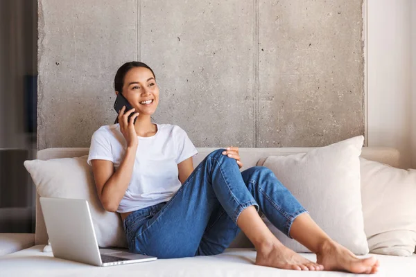 Sonriendo Joven Mujer Asiática Hablando Teléfono Móvil Mientras Está Sentado —  Fotos de Stock