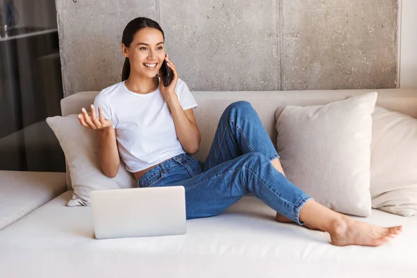 Alegre Joven Asiática Mujer Utilizando Teléfono Móvil Mientras Está Sentado —  Fotos de Stock