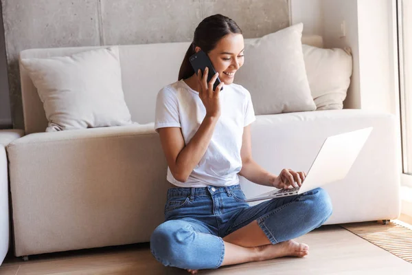 Feliz Joven Asiática Mujer Hablando Teléfono Móvil Mientras Está Sentado —  Fotos de Stock