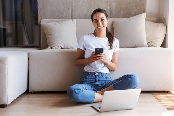 Freudige Junge Asiatische Frau Mit Handy Während Sie Hause Mit — Stockfoto