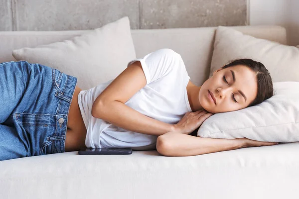 Atractiva Joven Mujer Asiática Durmiendo Con Teléfono Móvil Sofá Casa —  Fotos de Stock